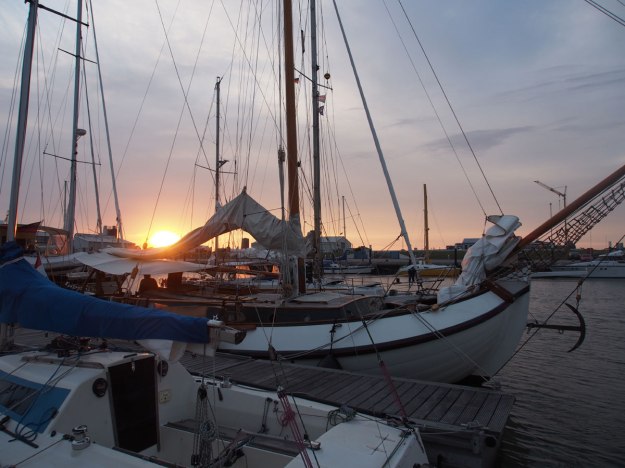 Solnedgång bakom holländsk båt