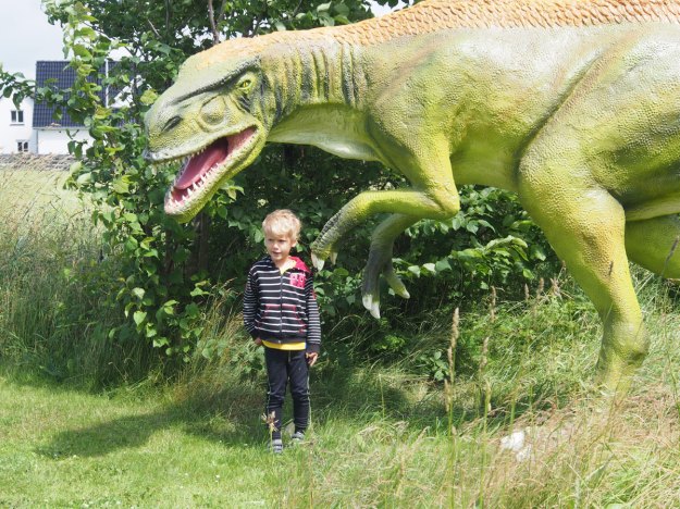 Linus och dinosaurie på muséet